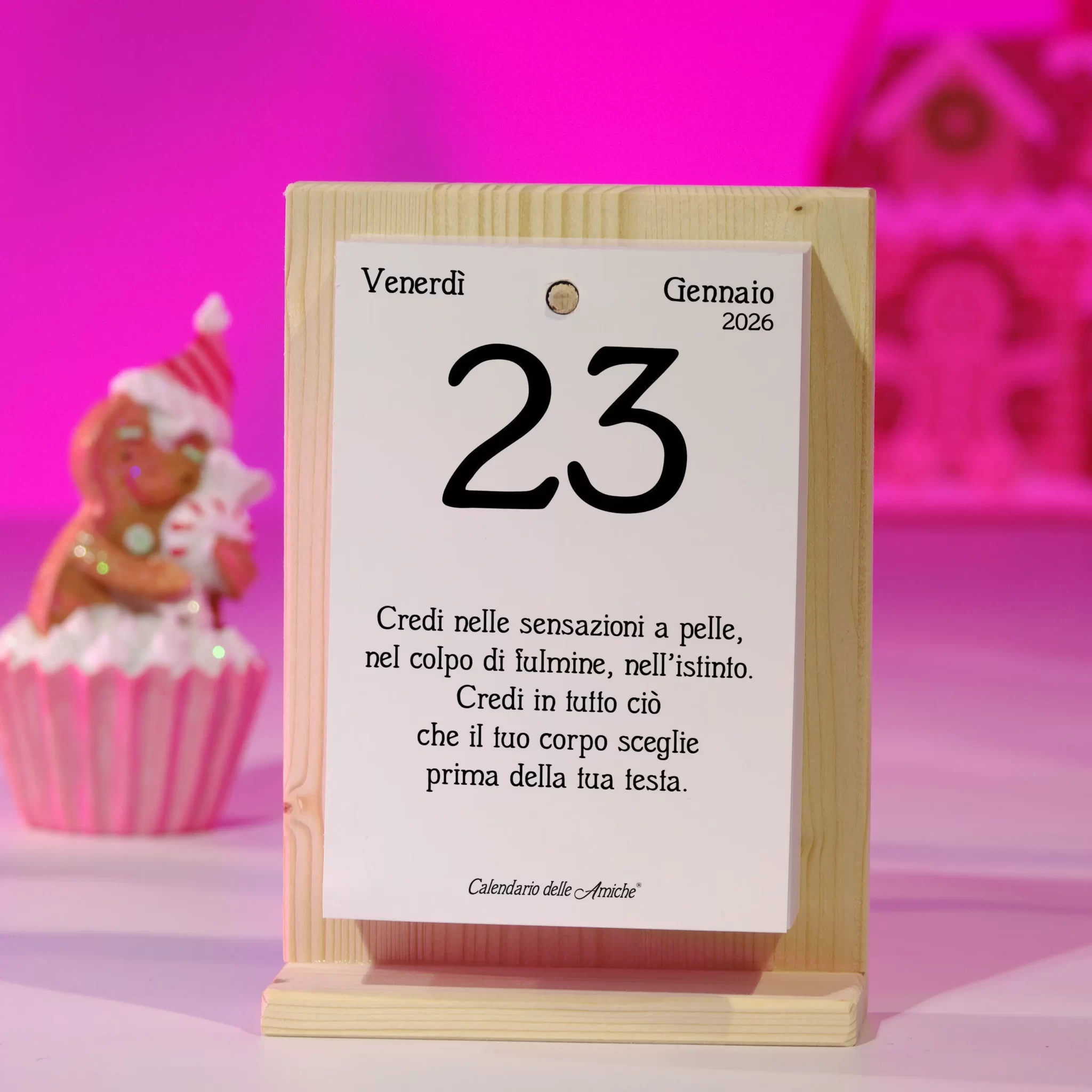 Calendario con sfondo rosa e omino di pan di zenzero